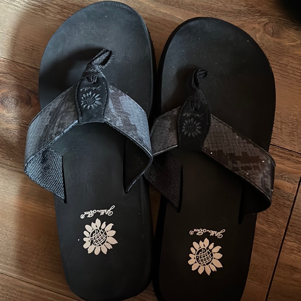 BNWOB Yellow Box flip flops